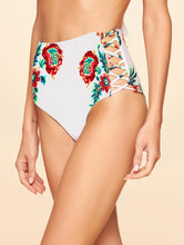 Load image into Gallery viewer, Pé Na Areia Printed Hot Pants